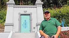 Ocen�ný nad�enec z Mladých Buk� Jaroslav Kopecký opravil starou vodárnu.