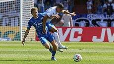 Michal Hlavatý z Liberce (vlevo) v souboji s Ewertonem z Ostravy.