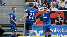Fotbalisté Hoffenheimu se radují z druhého gólu.
