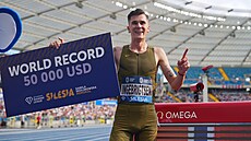 Nor Jakob Ingebrigtsen se raduje z p�ekonání sv�tového rekordu v b�hu na 3000...
