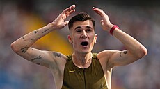 Nor Jakob Ingebrigtsen se raduje z p�ekonání sv�tového rekordu v b�hu na 3000...