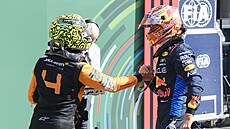 Max Verstappen (vpravo) gratuluje Landu Norrisovi k výhe Velké ceny Nizozemska.