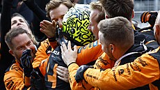 Lando Norris slaví vítzství se svým týmem.