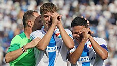 Ostravtí fotbalisté se radují z gólu.