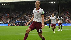 Tomá� Sou�ek se raduje ze vst�eleného gólu do sít� Crystal Palace