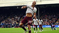 Tomá Souek se raduje ze vsteleného gólu do sít Crystal Palace