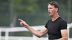 Trenér �eských Bud�jovic Franti�ek Straka zadává pokyny b�hem utkání s Duklou.