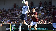 Michael Krmen�ík ze Slovácka hlavi�kuje mí�, za ním Spar�an Asger Sörensen.