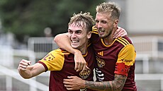 Fotbalisté Dukly se radují z gólu, vlevo autor branky �t�pán �ebrle.