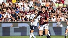 Sparan Indrit Tuci dobíhá mí v utkání se Slováckem.