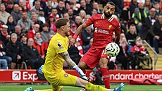 Mohamed Salah st�ílí druhý gól v utkání s Brentfordem.