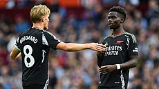 Fotbalisté Arsenalu Martin Ödegaard a Bukayo Saka se domlouvají na taktice.