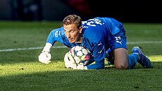 Branká� Slovácka Milan He�a jist� kontroluje mí�.