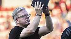 Trenér Sparty Lars Friis d�kuje fanou�k�m za podporu.