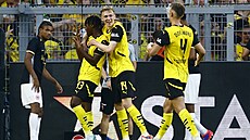 Fotbalisté Dortmundu se radují z gólu.