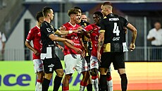 Strkanice mezi fotbalisty Hradce Králové a Pardubic.