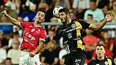 Vojt�ch Patrák z Pardubic (vlevo) a Filip �ihák z Hradce Králové v hlavi�kovém...