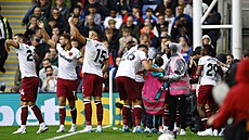 Fotbalisté West Hamu pivolávají zdravotní pomoc pro malého chlapce.