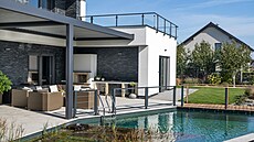 ást jezírka je urena pro koupání, v druhé ásti jsou nasazené ryby.