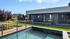 Cesta od domu k fotbalovému stánku vede pes devný mstek, který opticky...