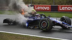 Pilotovi Loganu Sargeantovi vzplál jeho vz Williams bhem sobotního tréninku...