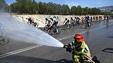 Horké po�así na Vuelt� vy�aduje i razantní metody osv�ení cyklist�.