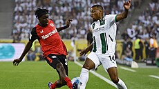 Jeremie Frimpong z Leverkusenu v souboji s Alassanem Pleaou z Mönchengladbachu.