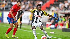 Risto Radunovi� (vlevo) z FCSB sleduje Mosese Usora z Lince.