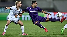 Rolando Mandragora (vpravo) z Fiorentiny v souboji s Ar�jomem Fovorovem z...