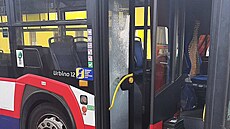 Pejska� vykázaný z autobusu p�i výstupu kopl do dve�í a zni�il sklen�nou výpl�.