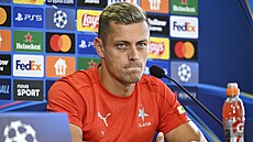 Tomá Hole na tiskové konferenci ped odvetou play off Ligy mistr s Lille.