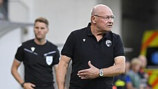 Plze�ský trenér Miroslav Koubek b�hem zápasu s Hearts.