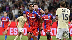 Jhon Mosquera z Plzn� slaví vlastní gól soupe�e.