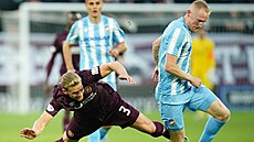 Plzeský stoper Václav Jemelka (vpravo) zastavuje akci Hearts v odvet play off...