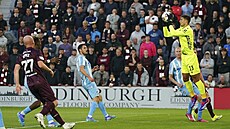 Branká Plzn Marián Tvrdo sbírá centr v utkání s Hearts.