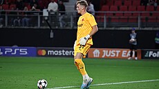 Slávistický branká Antonín Kinský bhem play off Ligy mistr proti Lille.