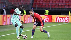 Slávistický bek Malick Diouf (vlevo) rozehrává v utkání proti Lille.