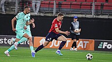 Slávistický útoník Ivan Schranz (vlevo) napadá unikajícího Gabriela...