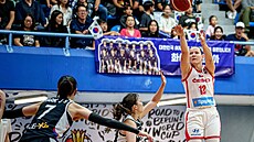 �eská basketbalistka Tereza Vyoralová st�ílí na korejský ko�.