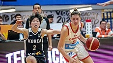 �eská basketbalistka Julie Pospí�ilová (vpravo) úto�í v zápase s Ji�ní Koreou.
