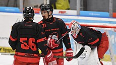 Michal Tome�ek a Martin Kohout domlouvají olomouckou souhru, v pozadí branká�...