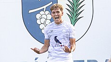 Tom Ulbrich z Vy�kova oslavuje sv�j gól.