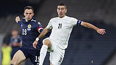 Lawrence Shankland (vlevo) ze Skotska atakuje Eitana Tibiho z Izraele.