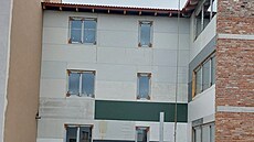 Zaklopená zadní st�na vytvo�ená ze sendvi�ových panel� p�ibli�n� kopíruje...