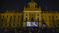 Ji�í Mádl dohlí�í p�i projekci filmu Vlny na kvalitu zvuku.