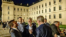 Re�isér Ji�í Mádl s prezidentem Pavlem a premiérem Fialou p�ed projekcí filmu...