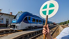 Motorový vlak RegioFox na nádra�í v Trutnov�