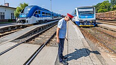 Motorový vlak RegioFox na nádra�í v Trutnov�