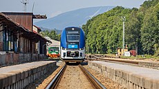 Motorový vlak RegioFox na nádra�í v Trutnov�