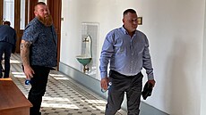 Róbert Mozola (vpravo) a Miroslav Brhlík u Krajského soudu v Plzni. Ten je dnes...